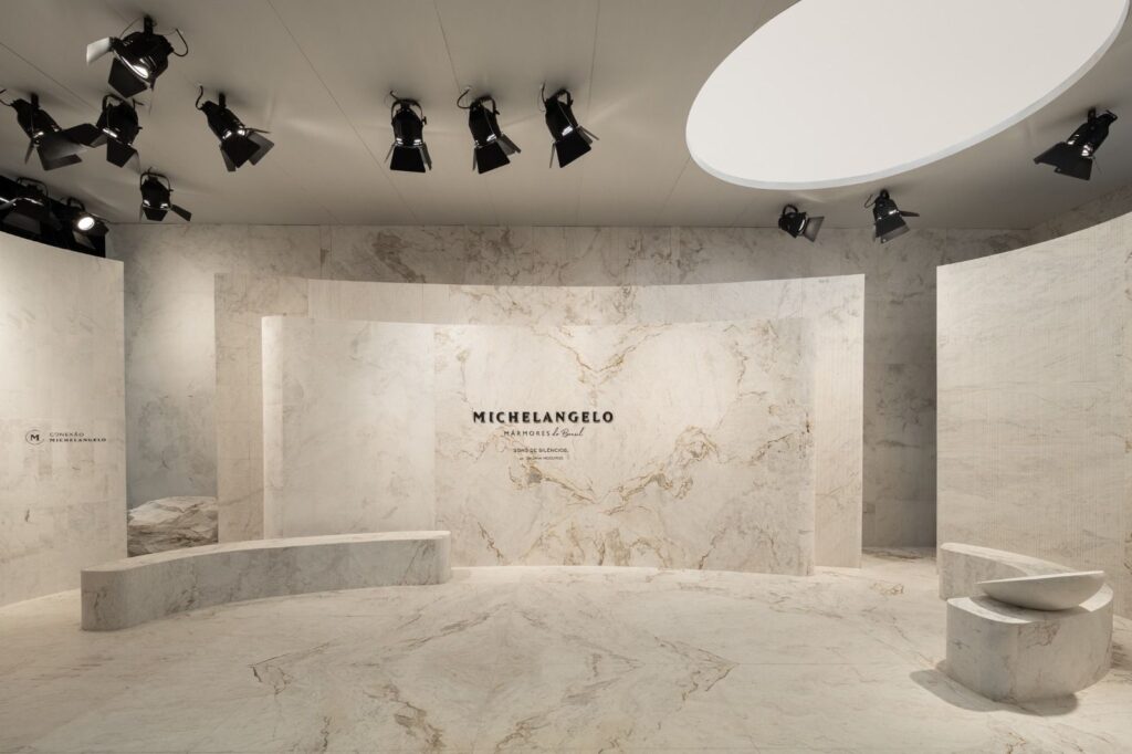 Juliana Medeiros transforma rocha natural em experiência sensorial na Expo Revestir